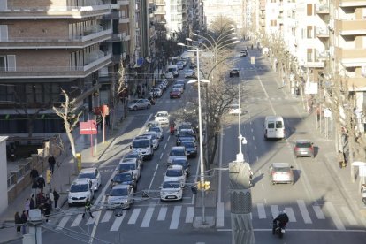 Vista del tram inicial de Prat de la Riba amb la mitjana.