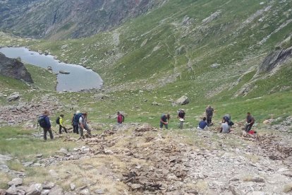 Els tècnics que ahir van inspeccionar la zona per conèixer la causa de la mort.