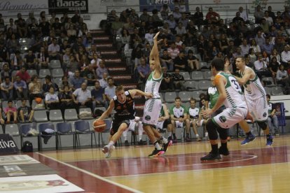 El base de l’Actel Força Lleida, Luka Rupnik, un dels més ben valorats de l’equip, intenta superar un jugador del Càceres en una acció del partit d’ahir.