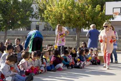 Repartició de préssecs a alumnes de l’escola d’Alfarràs.