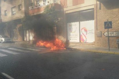 El cotxe es va incendiar al carrer Onze de Setembre i va quedar calcinat gairebé per complet.