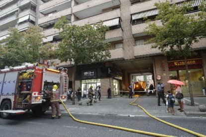 Els camions no van poder entrar al passatge Santa Anna.