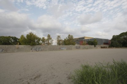 Vista del terreny del nou pàrquing de Sant Jordi, encara sense funcionar per la falta d’accés al recinte.