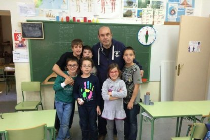 Alguns dels nens que cursen Primària a l’escola de Cubells.