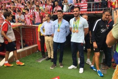 El lleidatà Saül Craviotto i Cristian Toro van fer la sacada d’honor i van mostrar les medalles de Rio.