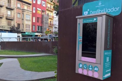 Un desfibril·lador a la plaça Ricard Viñes.