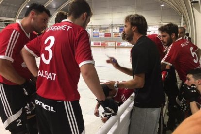 Xavi Roy dóna instruccions als seus jugadors ahir a Palafrugell.