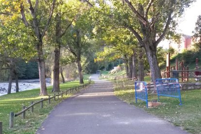 El Camí de la Riba que voreja la Ribagorçana, on ja s’han col·locat les bases dels fanals.