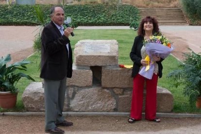 Montoliu dedica uns jardins a una mestra