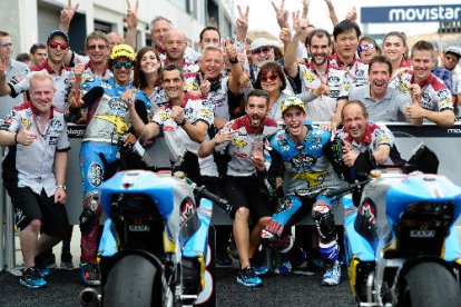 Àlex Màrquez i Franco Morbidelli celebren amb el seu equip el doblet en el podi.