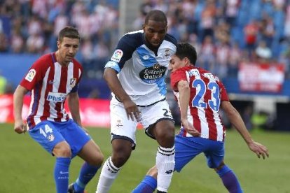 El jugador del Deportivo, Ryan Babel, avança entre Gabi i Gaitán.