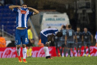 Els jugadors de l’Espanyol es lamenten després d’encaixar el primer gol davant del Celta.