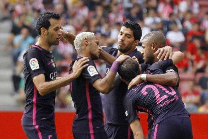 Neymar celebra amb els seus companys un dels gols a Gijón. 