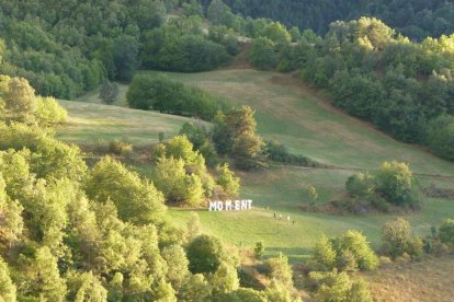 Intervenció artística sobre el món rural, amb la participació de veïns.