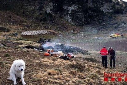 La caseta es va calcinar per complet, però tant el pastor com els animals es trobaven bé.