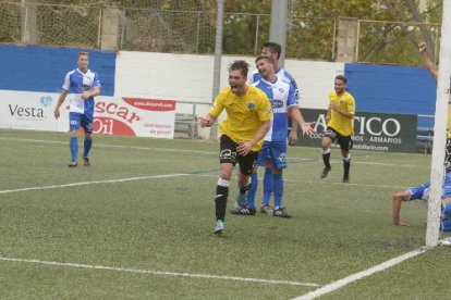 Cristian Fernández celebra el seu gol, amb el qual el Lleida es va avançar ahir al camp de l’Ebro, però que no va servir perquè l’equip guanyés el partit. 