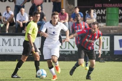 Un jugador del Borges controla l’esfèrica davant de la mirada de l’àrbitre i dos jugadors del Tàrrega. 