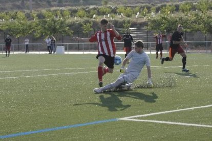 Un jugador del Puigvertenc intenta superar el porter local. 