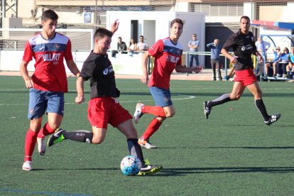 Un jugador de l’Alpicat prova la centrada.