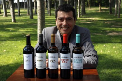 Tomás Cusiné, amb algunes de les varietats de vi del celler Castell del Remei.