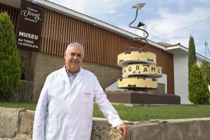 Àngel Velasco, ahir al costat de l’escultura commemorativa a l’entrada de la fàbrica.