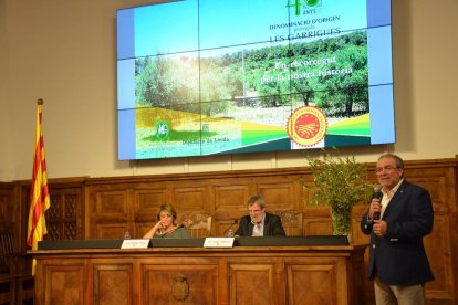 Imatge d’un moment de la presentació del llibre de la DO Garrigues, amb Joan Segura i Joan Reñé.