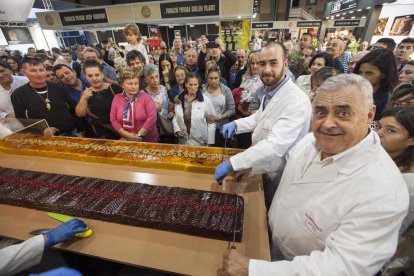 El repartiment de dos barres gegants de torró va ser un dels actes que més públic van congregar l’últim dia de la fira.