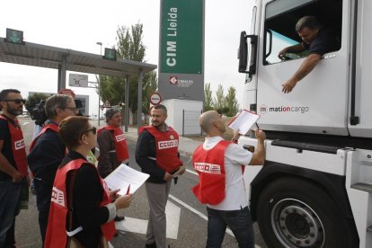 CCOO, ahir recollint firmes entre treballadors del sector.