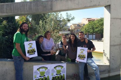 Los organizadores, con el cartel de la tercera 'Firra'.