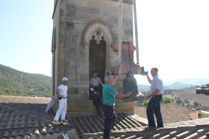 Col·locació ahir de l’antiga campana de Millà al monestir.