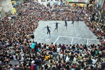 La Cia. Maduixa va estrenar l’obra de dansa ‘Mulïer’ a la plaça Major de Tàrrega durant la passada Fira.