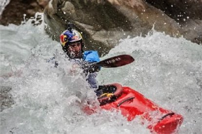 Aniol Serrasolses, durant el seu descens en aigües del riu Otzal, a Àustria.