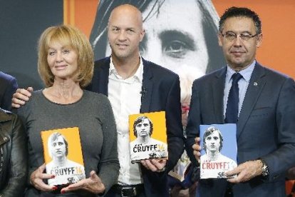 Els Cruyff, que construiran un camp a Sant Guim, ahir al costat de Bartomeu en la presentació del llibre.