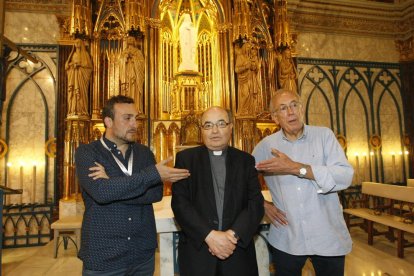 Miguel Ángel Herrero, Gerard Soler i Ximo Company, ahir davant del retaule restaurat.