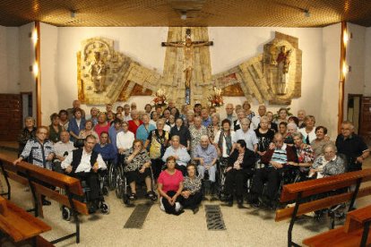 Fotografia de grup de les religioses i fidels ahir després de la missa celebrada durant el seu comiat a l’església de la Mercè. 