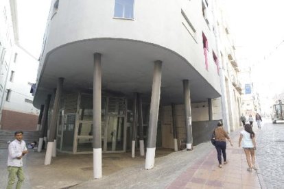 La Casa del Dibuix i del Còmic està prevista als baixos d’aquest edifici de pisos socials de Cavallers.