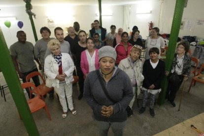 Sandra, en primer pla, amb activistes de la PAH al local de l’entitat, que ahir celebrava assemblea.