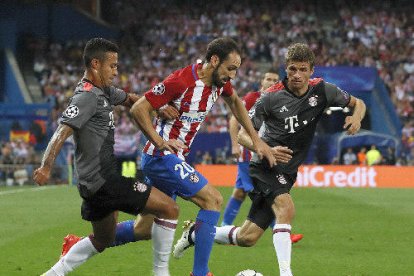 Juanfran avança entre Thiago i Thomas Müller, del Bayern.