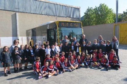 Ahir va ser el torn d’alumnes del col·legi Santa Anna, que van visitar les instal·lacions d’Autobusos.