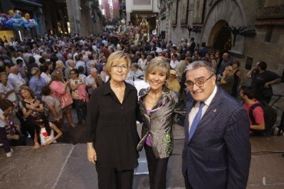 La presentadora Mari Pau Huguet, al centre, ahir al costat de Montse Parra i Àngel Ros després del pregó.