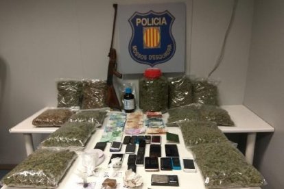 Imatge de la droga, els diners i els mòbils confiscats pels Mossos als tres empresonats.