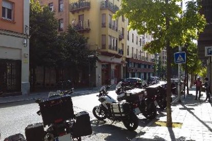 Les places per a motos seran al costat dels passos de vianants.