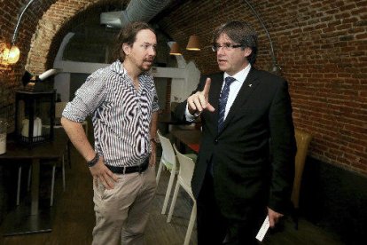 Puigdemont va regalar a Iglesias la biografia de Montserrat Roig ‘Con otros ojos’, de Betsabé Garcia.