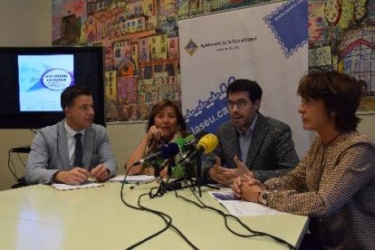 Albert Batalla i Conxita Marsol, al centre, ahir durant la presentació de la candidatura conjunta.