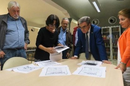 L’alcalde, Àngel Ros, ahir amb els fills d’Antoni Blàvia contemplant la documentació del jurista.