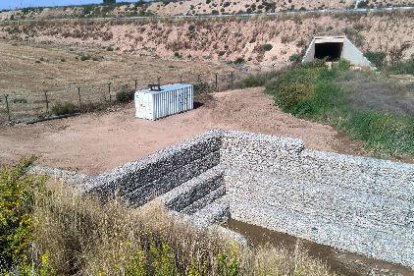 La presa que evitarà la inundació de cultius pròxims a l’aeroport quan hi hagi pluges intenses.