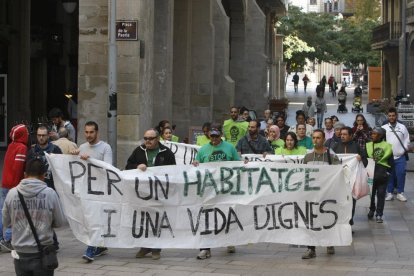 Els activistes de la PAH es van concentrar a la plaça Sant Joan i després van anar fins a la Paeria, on hi va haver un petit aldarull quan van voler accedir a l’edifici.