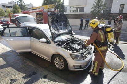 Sufoquen un incendi al motor d’un cotxe a Ciutat Jardí