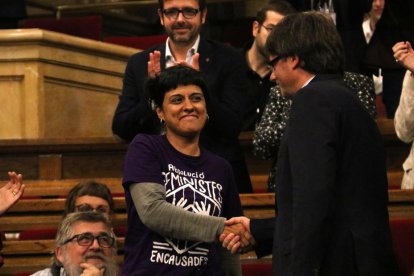 Carles Puigdemont dóna la mà a Anna Gabriel després de la votació.