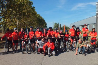 A la imatge, els corredors i voluntaris que formen part de l’equip que prendrà part en la ruta.